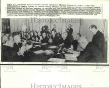 1969 Press Photo Soviet Nikolai Podgorny and other officials at treaty signing