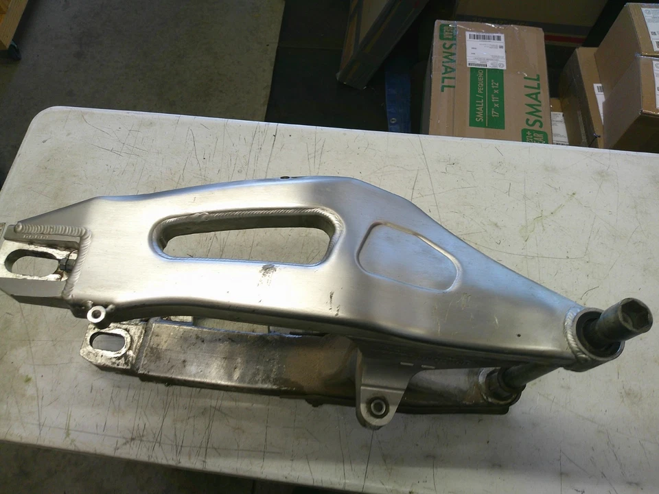 Brazo oscilante trasero Honda CBR 954 CBR900RR 2002-2003 Foto 3 de 4