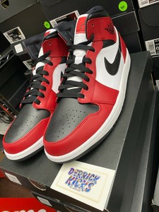 jordan 1 mid chicago black toe retail