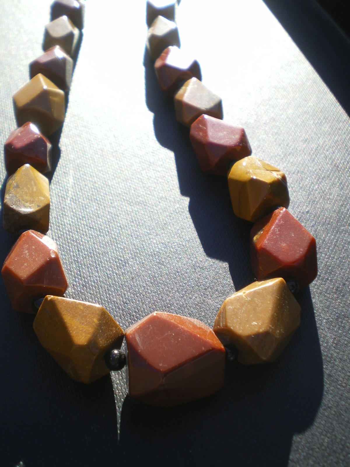 Collier géant en jaspe mokaïte naturel 560 cts, grand bijou en pierre fine du Japon