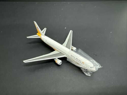 Dragon Wings 1:400 Royal Brunei Boeing 767-300  B.96 - Picture 4 of 11