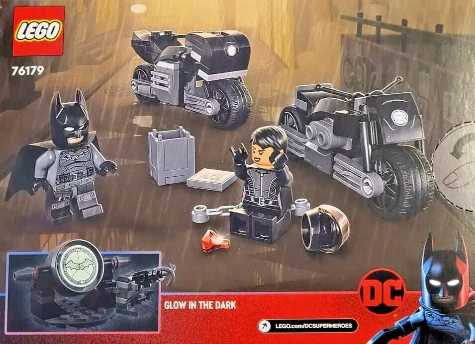 Batman™ & Selina Kyle™ Motorcycle Pursuit