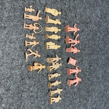 VINTAGE PLASTICVILLE other 24 UNPAINTED FIGURES, Many Poses PV020726-18