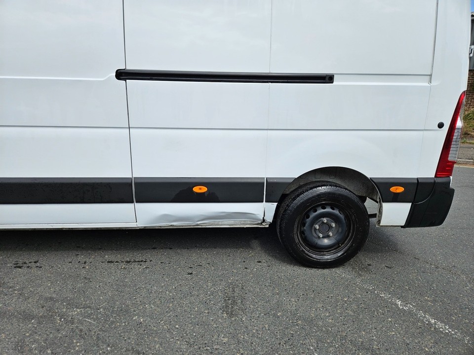 2023 23 Renault Master LM35dCi 135 Business+ Medium Roof Van Damaged ...