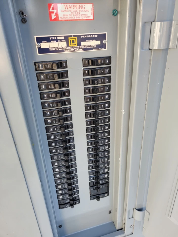 168372A3 Square D 225 Amp PanelBoard Main Lug 120V 3 Fases 4 Cables 42 Circuitos Foto 3 de 4