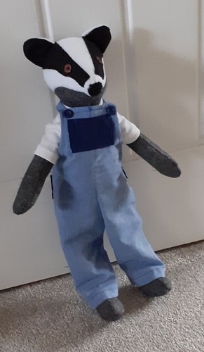 Luna Lapin's friend Freddie Badger Handmade with wool mix felt - Picture 4 of 6