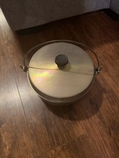 Olla de aluminio con tapa y mango