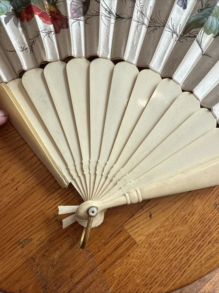 Antiguo abanico de mano blanco crema seda con flores pintadas necesita reparación Foto 2 de 4