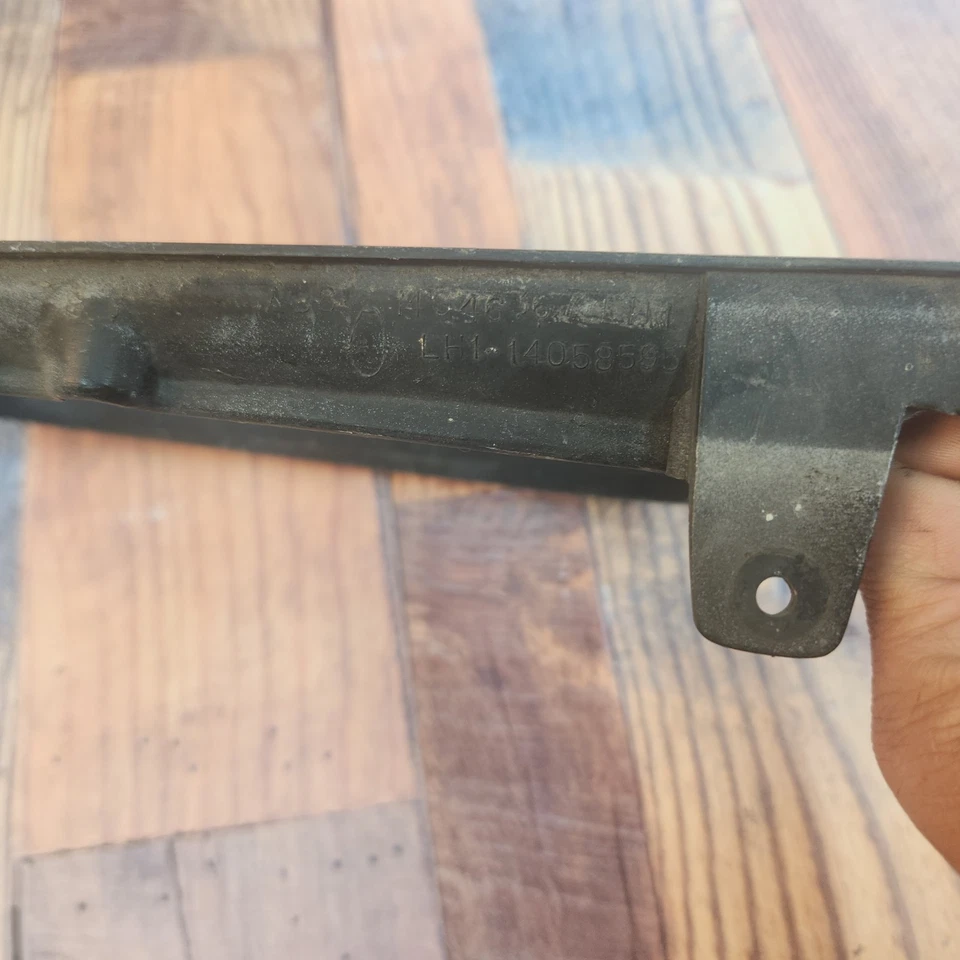 GM 14058595 1982-1983 Chevrolet Cavalier LH negro plástico faros moldura OE usado Foto 4 de 4