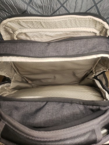 High Sierra Tech Spot Black & Gray Backpack With Tech Spot Great Condition - 第 11/13 張圖片