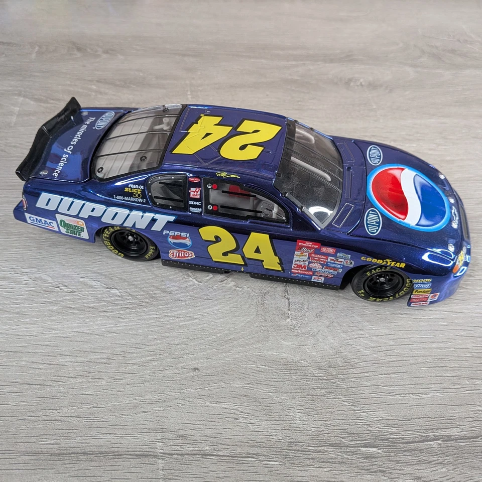 Acción 1:24 2001 Chevy Monte Carlo - Jeff Gordon Pepsi/Dupont Color Cromo Foto 2 de 4