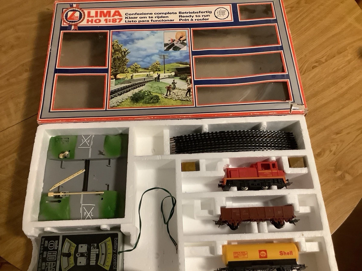 Le coffret E444 avec tran de marchandse référence 0205 de Lma au 1:45