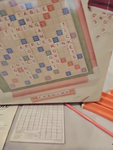 Designer's Edition Scrabble Crossword Game Pink Rotating Toys R Us 2008 Hasbro - Picture 16 of 22