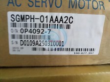 1X NEW Yaskawa SGMPH-01AAA2C Servo Motors