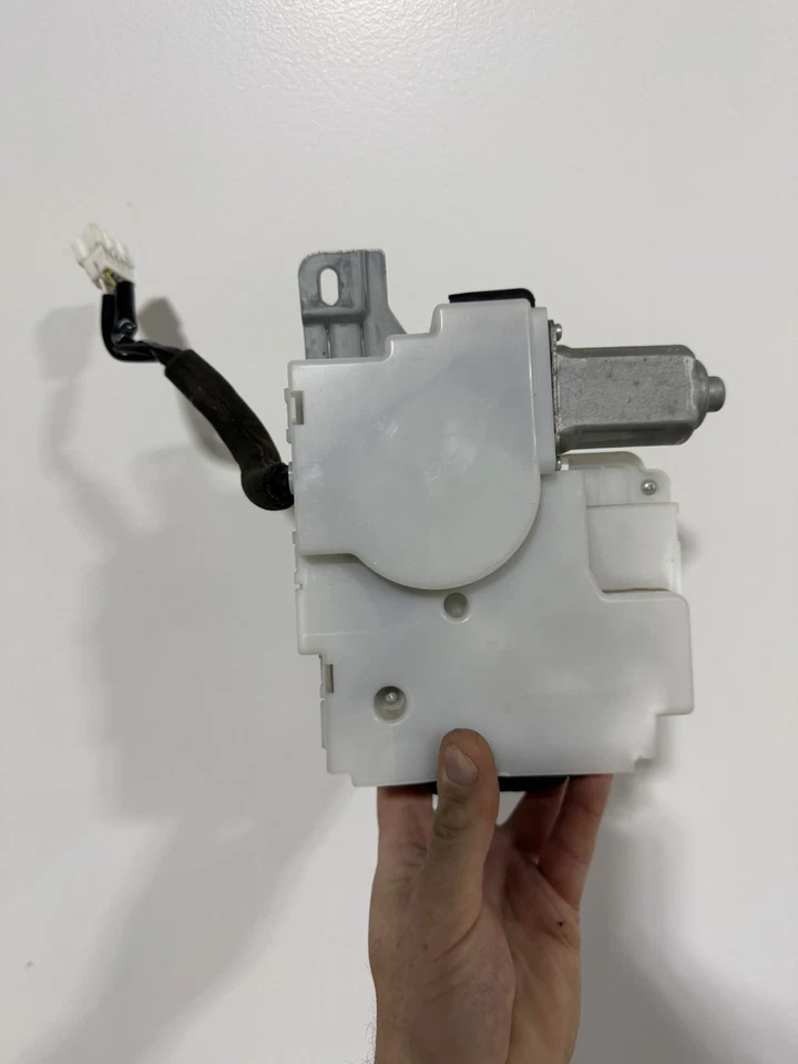 Оригинальный привод замка задней двери подъемного борта NISSAN QUEST 2011-2017 б/у - Изображение 4 из 4