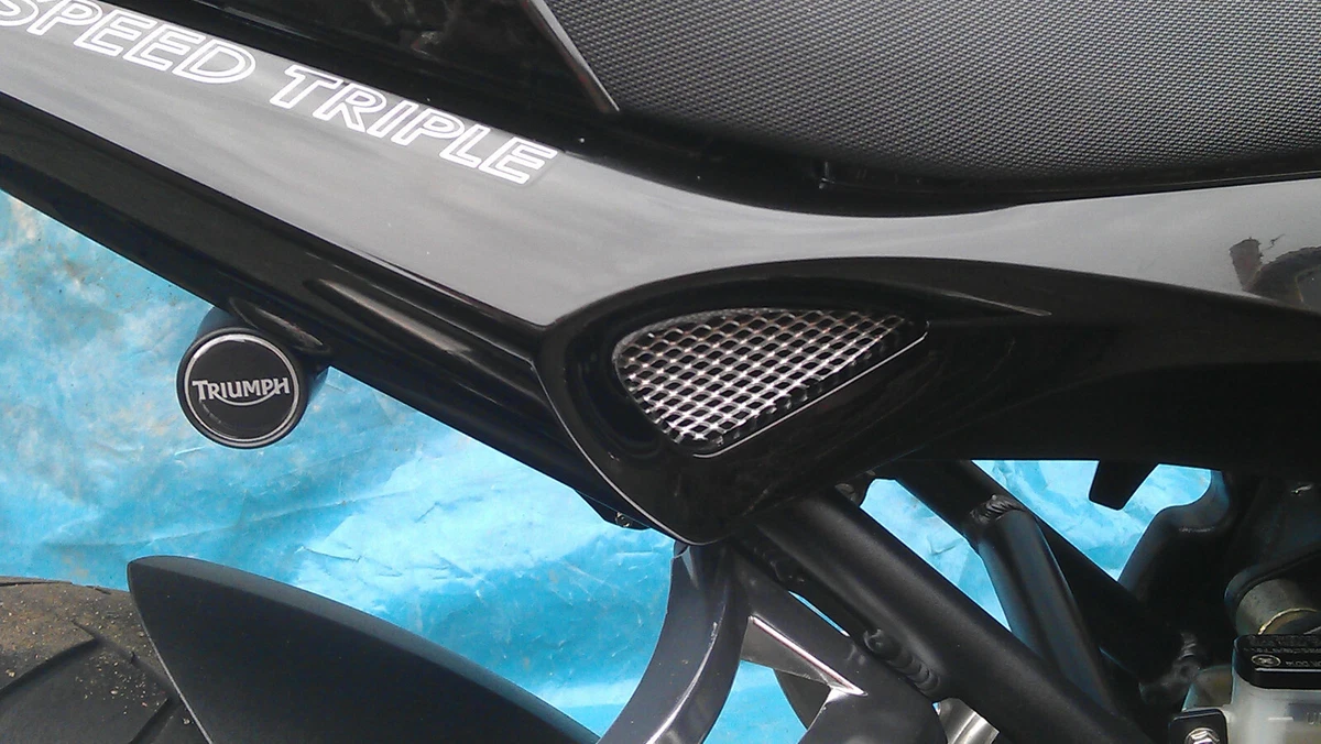TRIUMPH SPEED TRIPLE 1050 SIDE PANEL MESH KIT 2005 2006 2007 BLACK