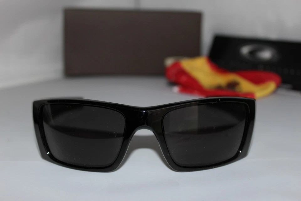 Nuevas gafas de sol Oakley Fuel Cell España Country Flag pulidas gris cálido Copa del Mundo Foto 2 de 4