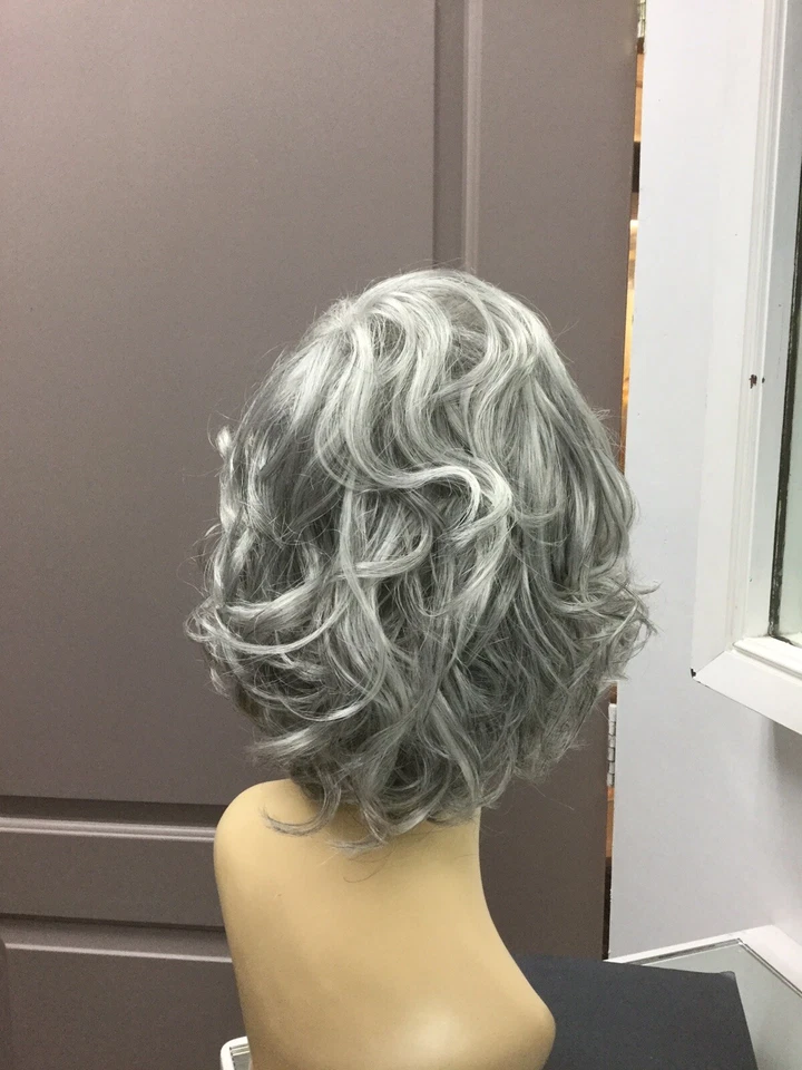 Peluca Envy BIANCA de longitud media ondulada ondulada Beach Waves Bob, gris medio ¡OFERTA! Foto 4 de 4