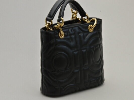 トートバッグ SALVATORE FERRAGAMO Black Leather Handbag SALVATORE FERRAGAMO Gancio City Black Leather Large Tote Bag