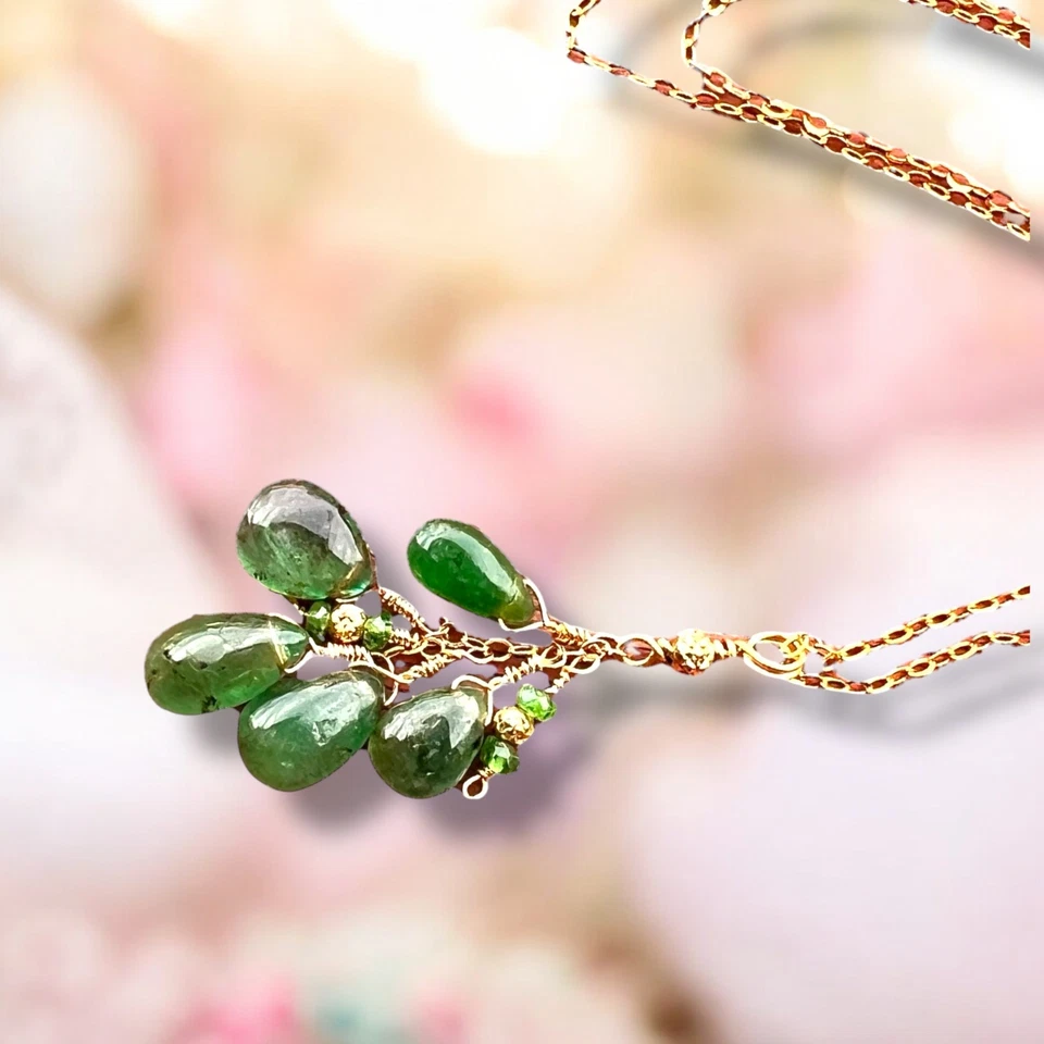 Colgante de esmeralda natural hecho a mano en oro amarillo macizo de 14k. 20 Aniversario Foto 2 de 4