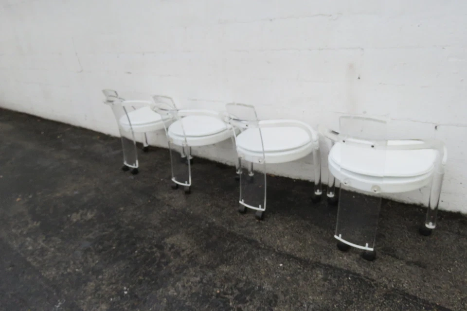 Juego de cuatro sillas de comedor Hollywood Regency Mid Century Lucite Burl 6003 Foto 4 de 4