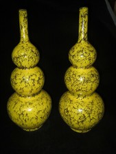 A pair of yellow glazed Hulu porcelain vases made by Yongzheng in Qing Dynasty