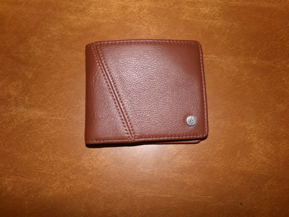 NWOT Mens Bi- Fold Volcom Leather Wallet Brown With Five Credit Card Slots - Image 2 of 3