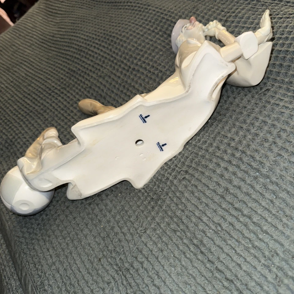 LLADRÓ Fig.  #4618 of a Clown Lying Down with a beach ball. Original packaging  - Image 2 of 3