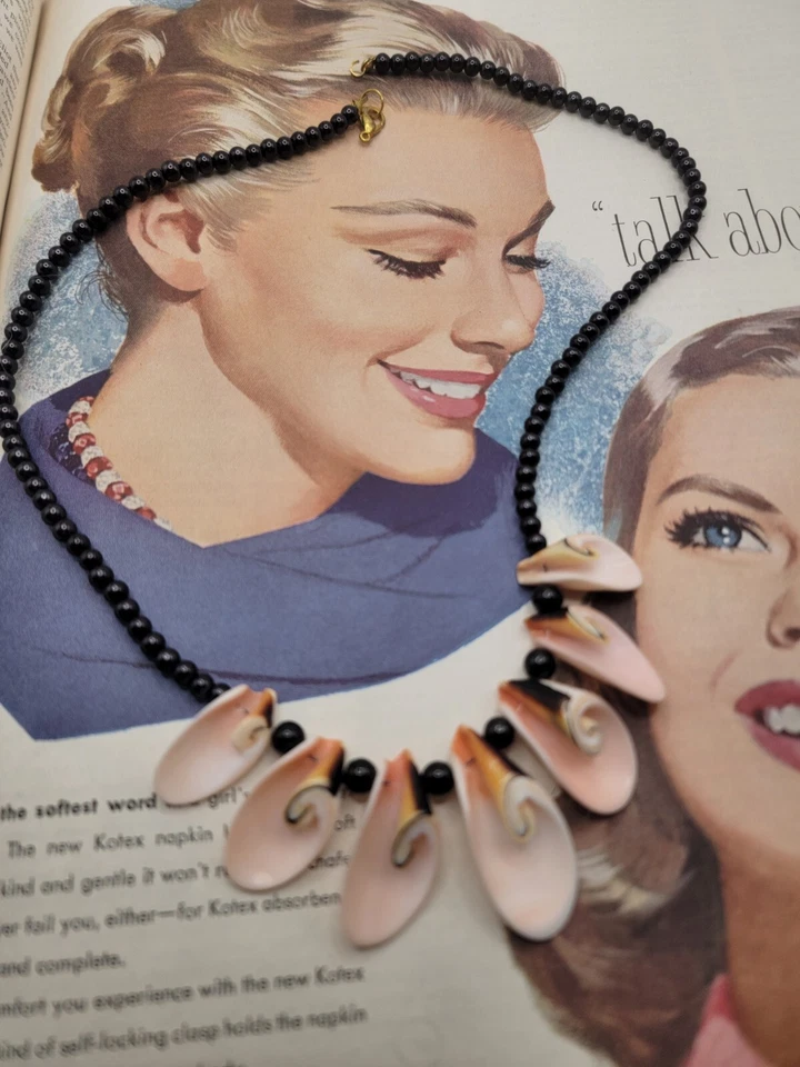 Collar vintage graduado con forma de concha de luhuanus rosa cuentas negras Foto 2 de 2