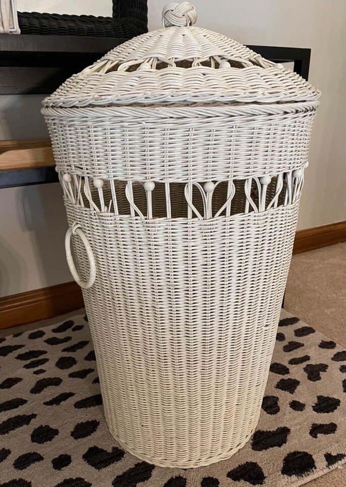 Vintage wicker laundry hamper with lid for stylish storage-image