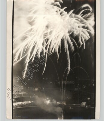 Artistic LONG EXPOSURE Fireworks Blast Over Field @ Night VTG 1972  Press Photo