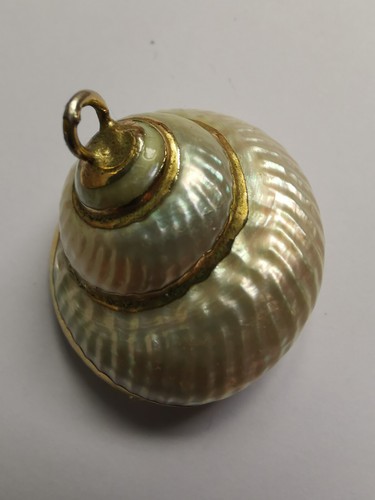 Pendentif Coquille En Spirale Nacrée Dorée - Très Bon état - Bijou De Plage élégant