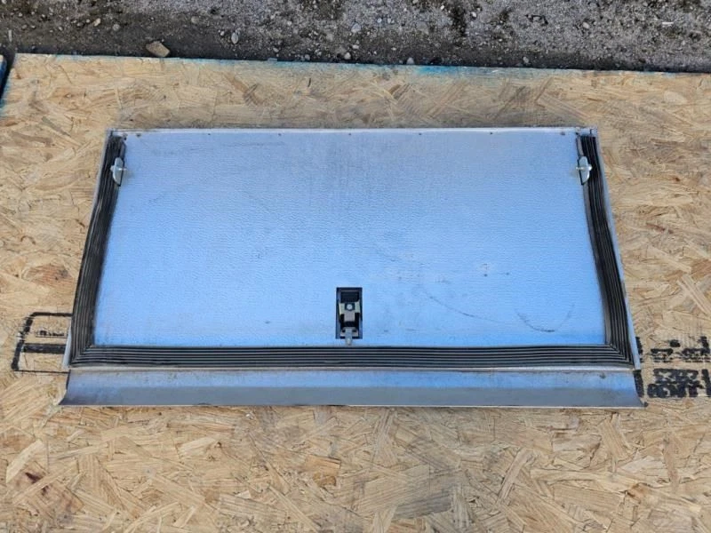 Casa rodante Western Alpine 02 usada izquierda #4 compartimento de almacenamiento puerta 40x22 aprox Foto 4 de 4