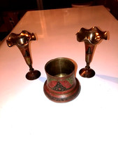 Garniture d'armoire ou de cheminée en bronze: 2 vases trompette et un pot