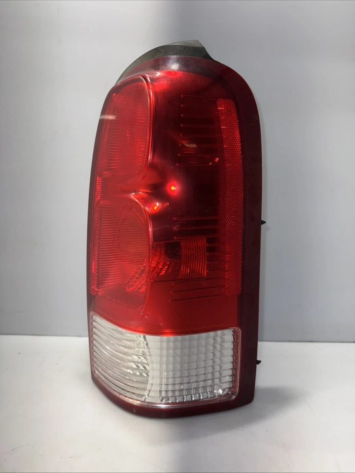 Luz trasera derecha Chevrolet Uplander 2007 P/N 15787132 pieza usada original OEM Foto 3 de 4