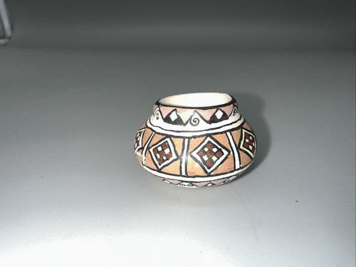 Gloria Bogulas Miniature Pottery Yoeme Yaqui/Apache 3/4" x 1" Seed Pot - Picture 2 of 7