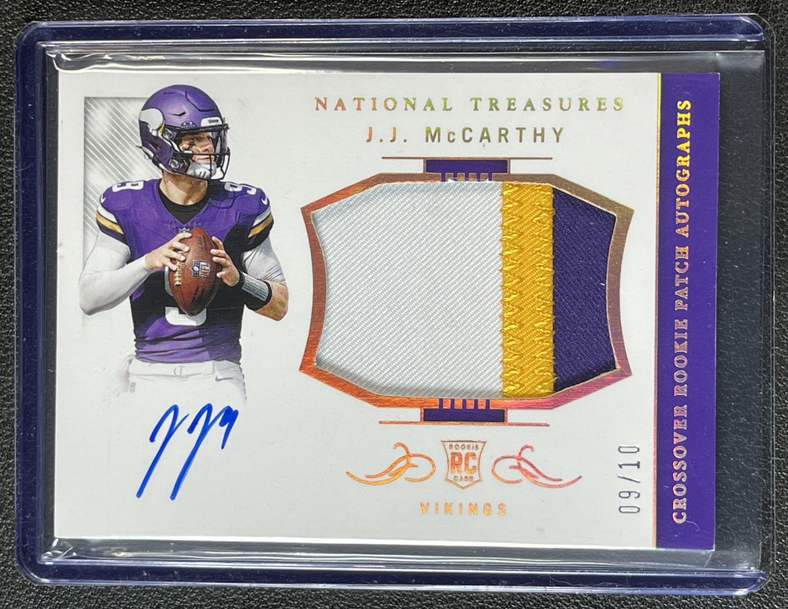 J.J. MCCARTHY 2024 NATIONAL TREASURES CROSSOVER ROOKIE PATCH AUTO GOLD JSY# 9/10