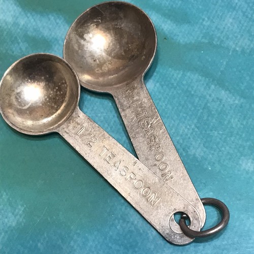 2 Vtg Measuring Spoons Aluminum On Ring Nesting 1/2 & 1 tsp Farmhouse - Picture 5 of 5