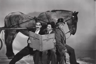 Die Brüder Marx lesen Pferdebuch posiert mit Pferd
