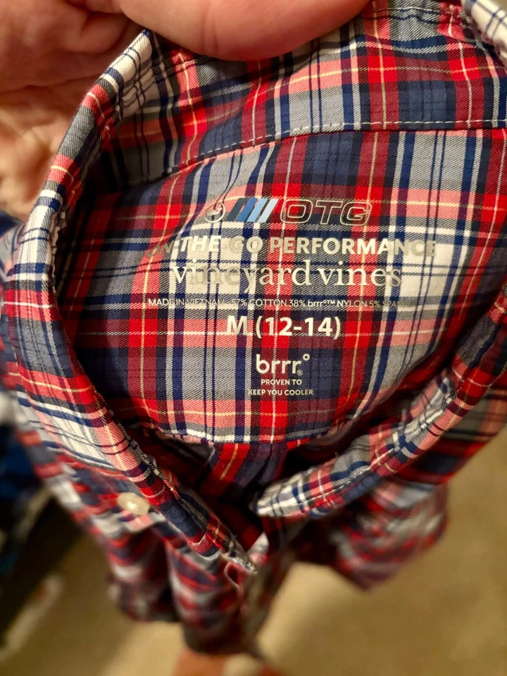 Camisa para niños Vineyard Vines On The Go Performance Bttn Down LS, mediana (12-14) Foto 2 de 3