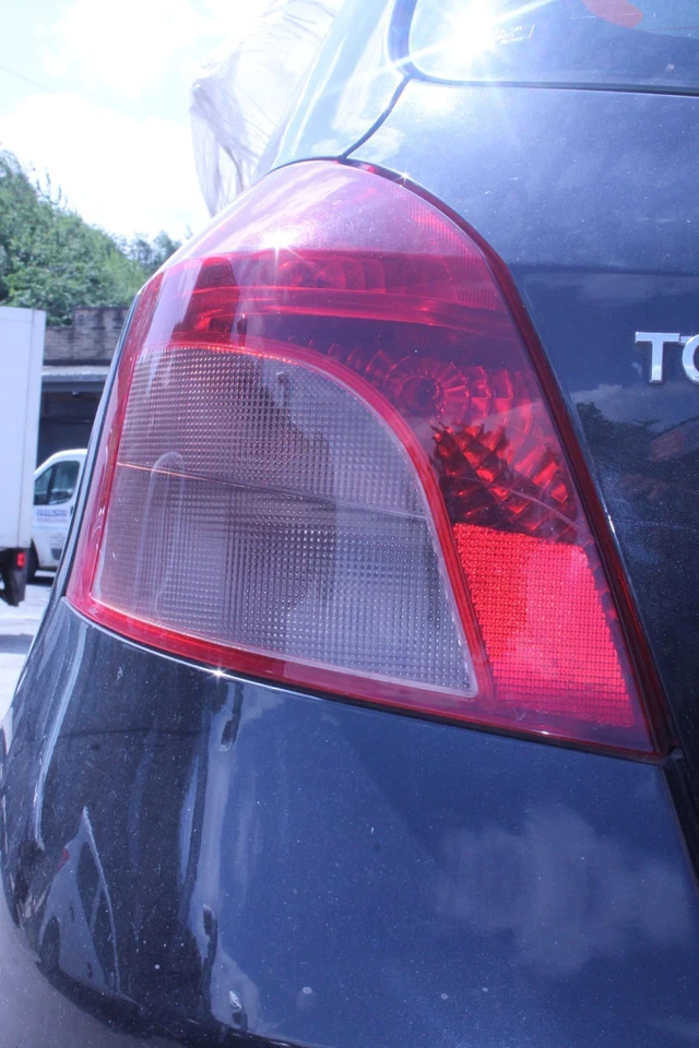 FARO TRASERO IZQUIERDO TOYOTA YARIS TR BLANCO ROJO 2006-2008 Foto 3 de 4