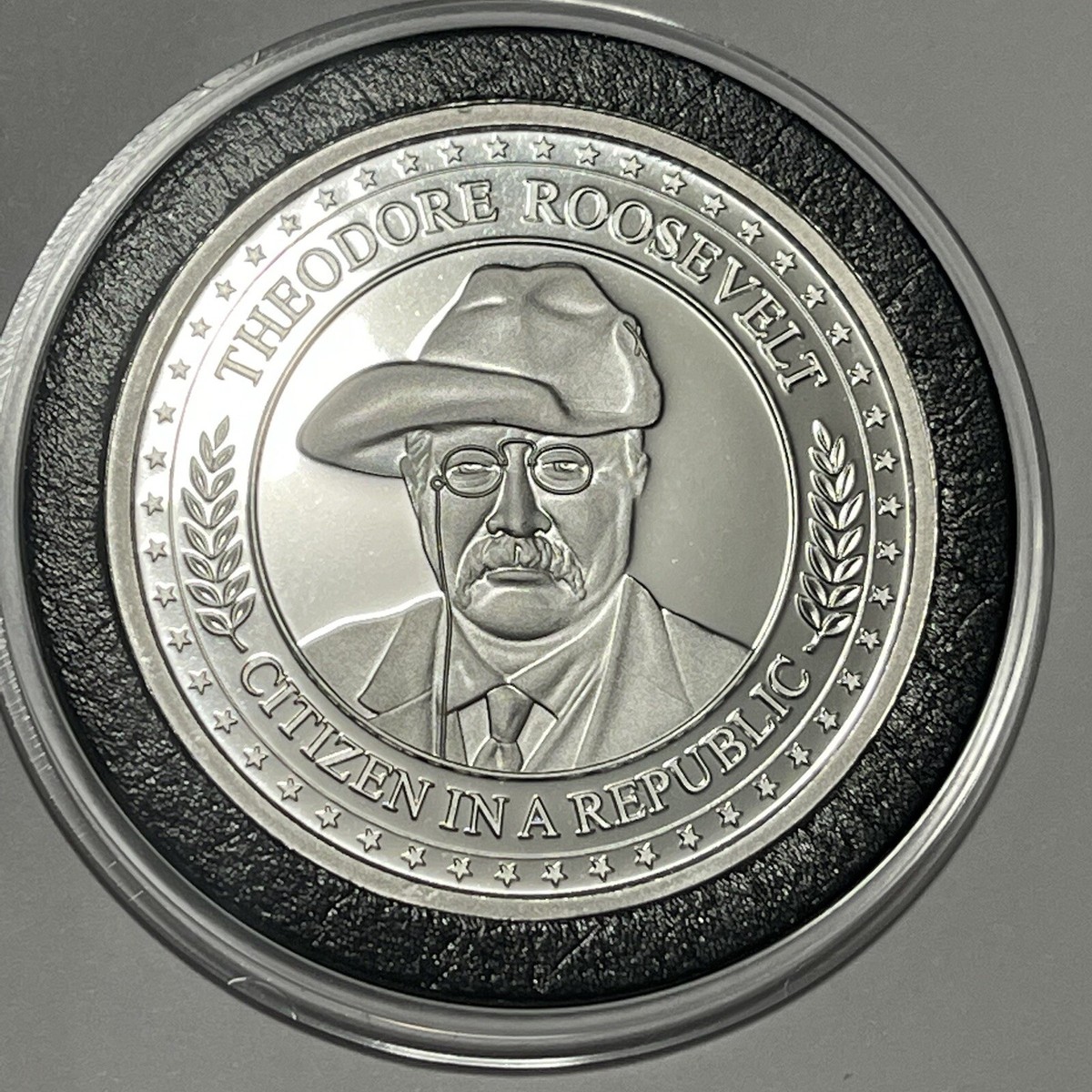 ＡＯＲ Ｓｅｌｅｃｔｅｄ　５００　ｔｉｔｌｅｓ　ｏｆ　ａｌ 2014 Official State of Alaska Medallion - Alaska Mint