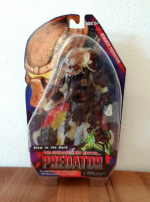 Predator - The Ultimate Alien Hunter - Stalker Predator (Glow in the Dark) NECA