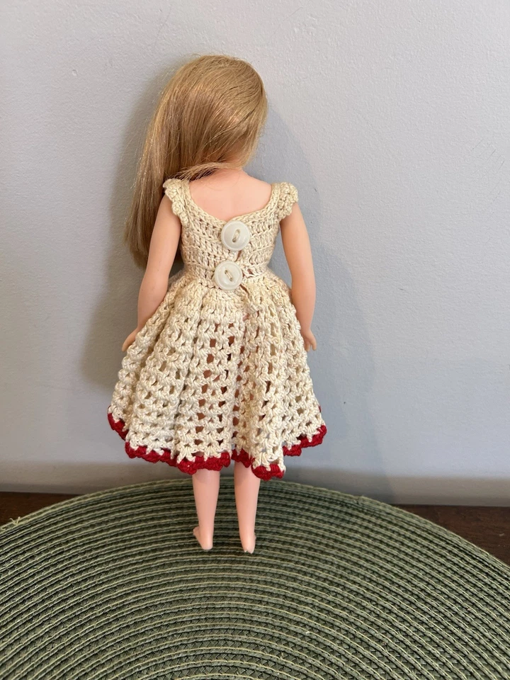 Muñeca vintage Clone Skipper (Barbie) EEGEE 71 nombre desconocido con vestido de ganchillo rara Foto 3 de 4