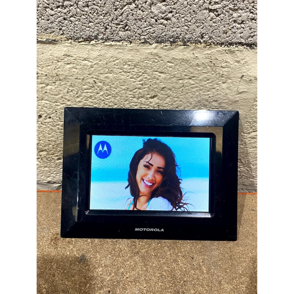 Motorola MF700 Digital Photo Frame Black 7" Colour Display Portable with Adapter - Image 3 of 4