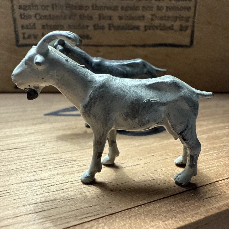 2 figuras de juguete gris pastoreo de animales de granja británicos Billy Goats de la década de 1930 de colección Foto 3 de 4