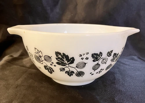 Vintage Pyrex Gooseberry 441 Black, White 1 1/2 Pt. Cinderella Bowl