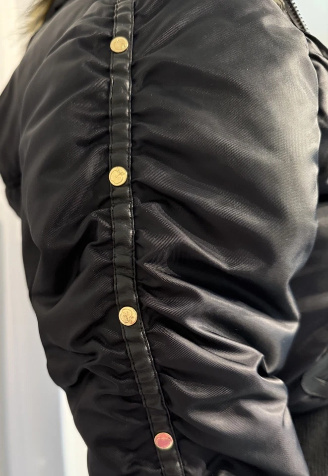 Chaqueta de bombardero negra vintage Apple Bottoms capucha de piel sintética detalles dorados talla S nueva con etiquetas Foto 3 de 4