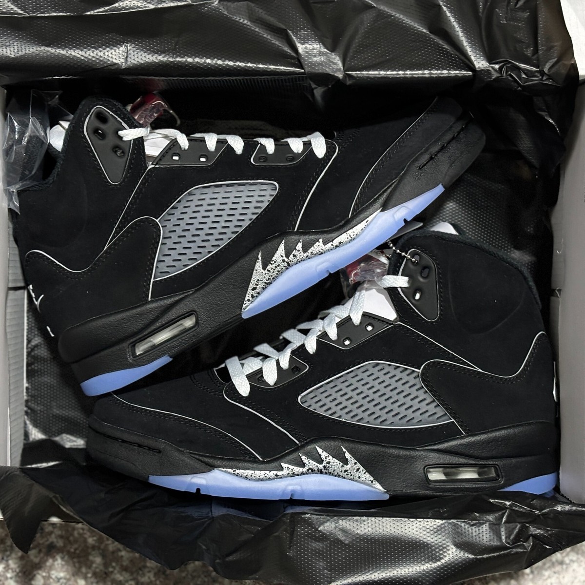 シューズ(男性用) Nike Air Jordan 5 Retro OG Reimagined Air Jordan 5 Retro OG Black Metallic Reimagined HF3975-001
