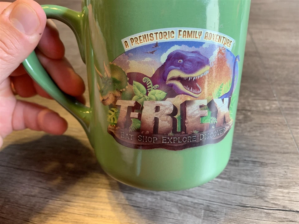 Taza de café T-Rex Restaurant A Prehistoric Family Adventure verde dinosaurio Foto 2 de 4